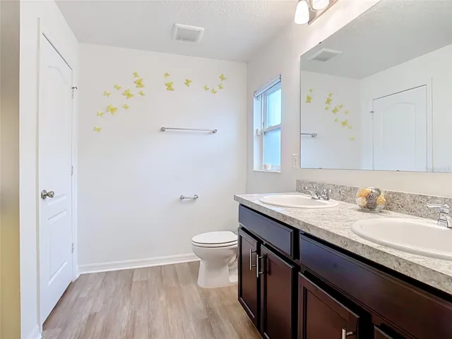 Owner's en-suite bath