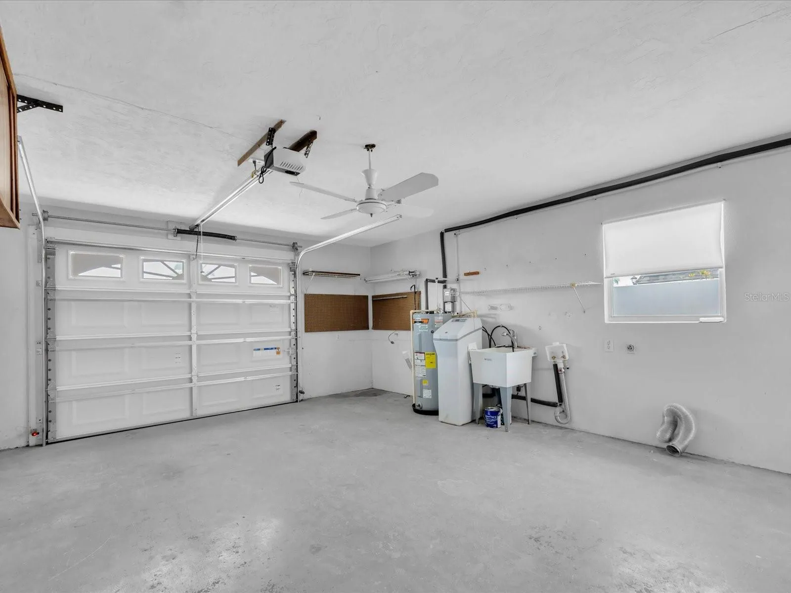 Oversize Garage w/ Washer + Dryer Hookups