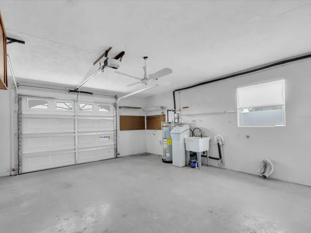 Oversize Garage w/ Washer + Dryer Hookups