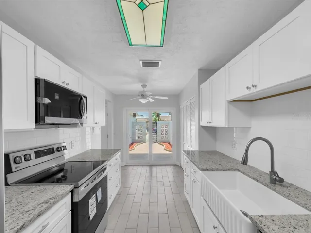 Kitchen (Virtually staged)