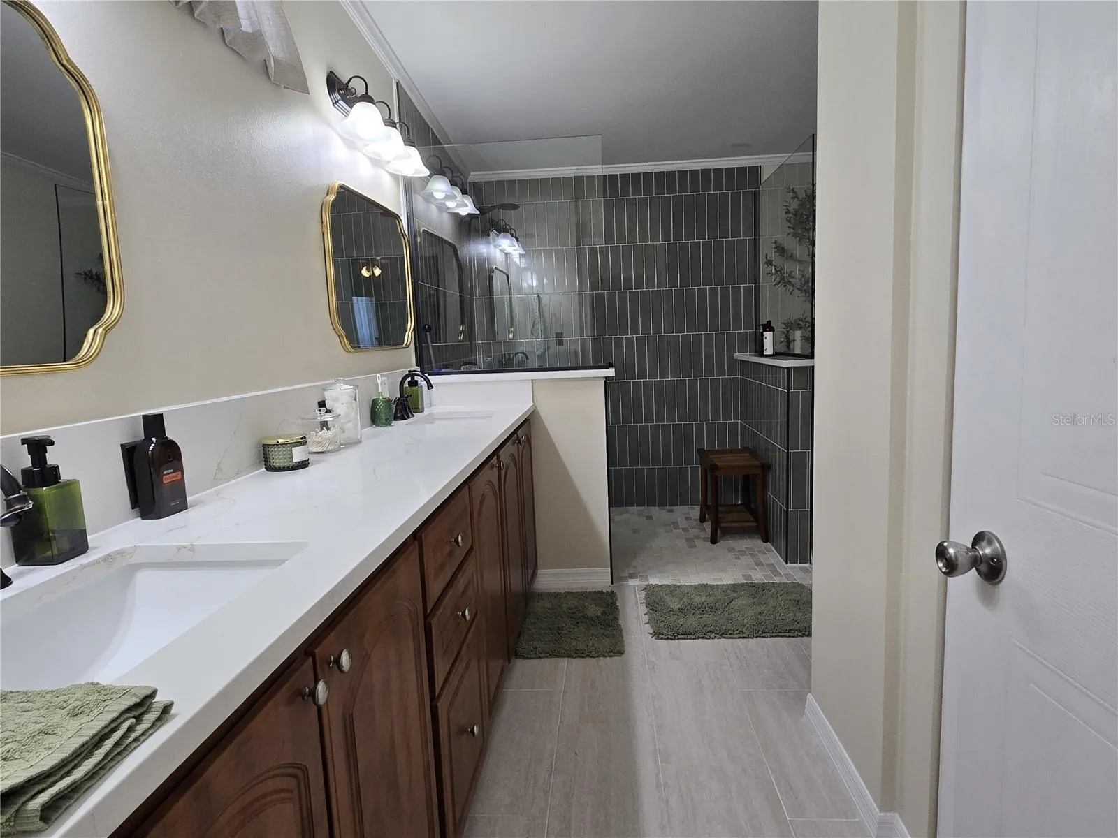 PRIMARY BATH - dual sinks