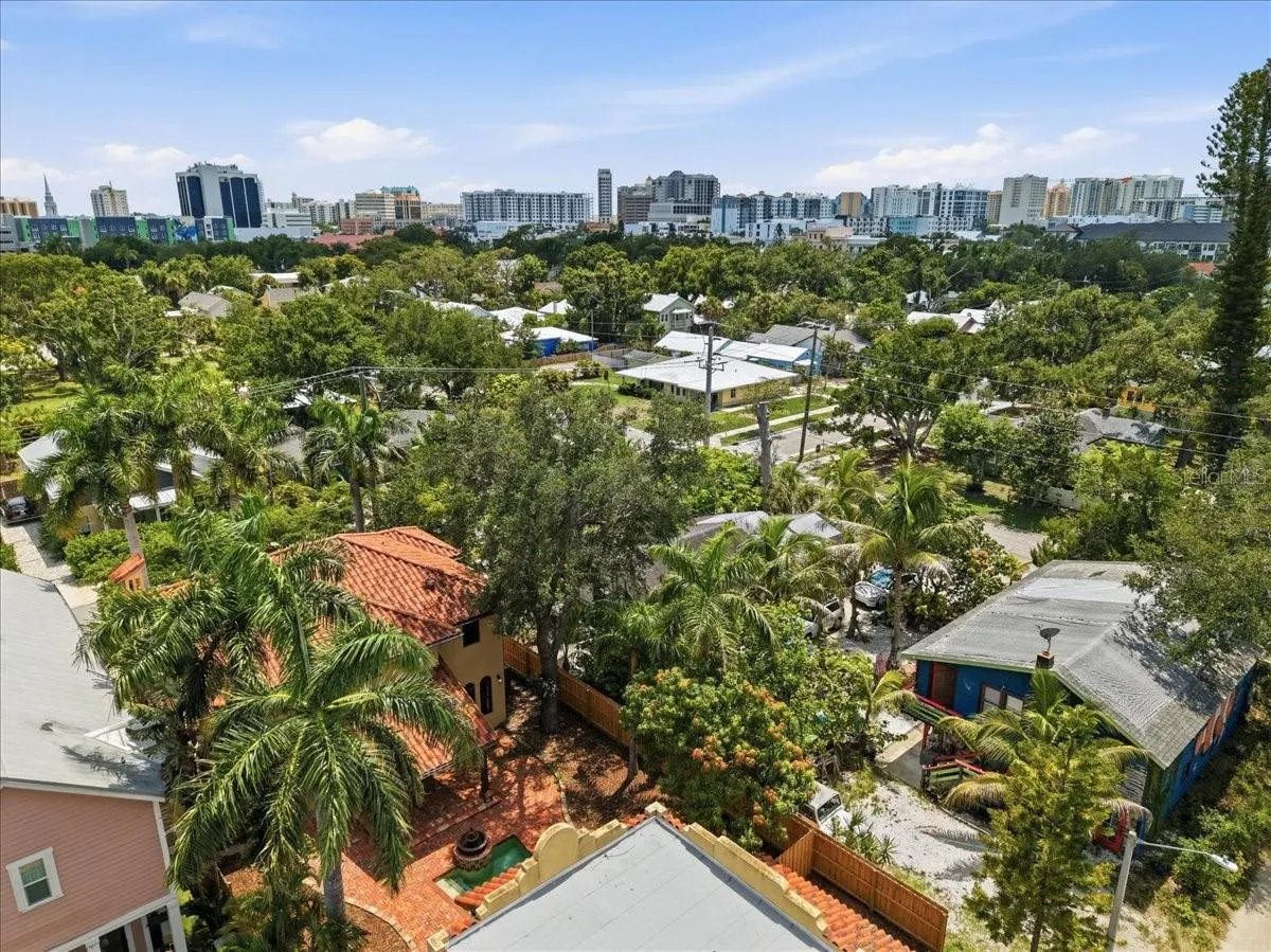2 Minute Drive to Downtown Sarasota