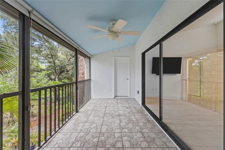 Large lanai space overlooking preserve area