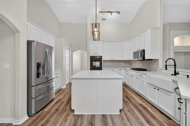 Gas cooktop, farm sink, double ovens, and plenty of counter space in the kitchen area!!