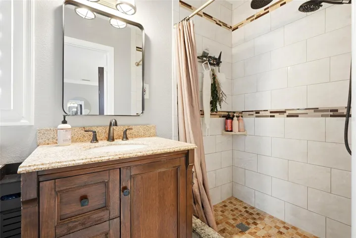 Master Bathroom w/walk in shower