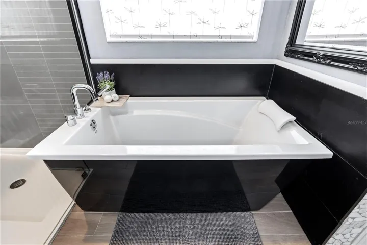 Wonderful Soaking Tub!