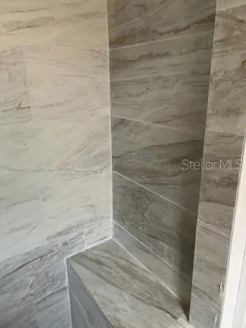 Master bath shower w/seat