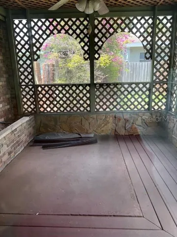 Screened lanai (2)