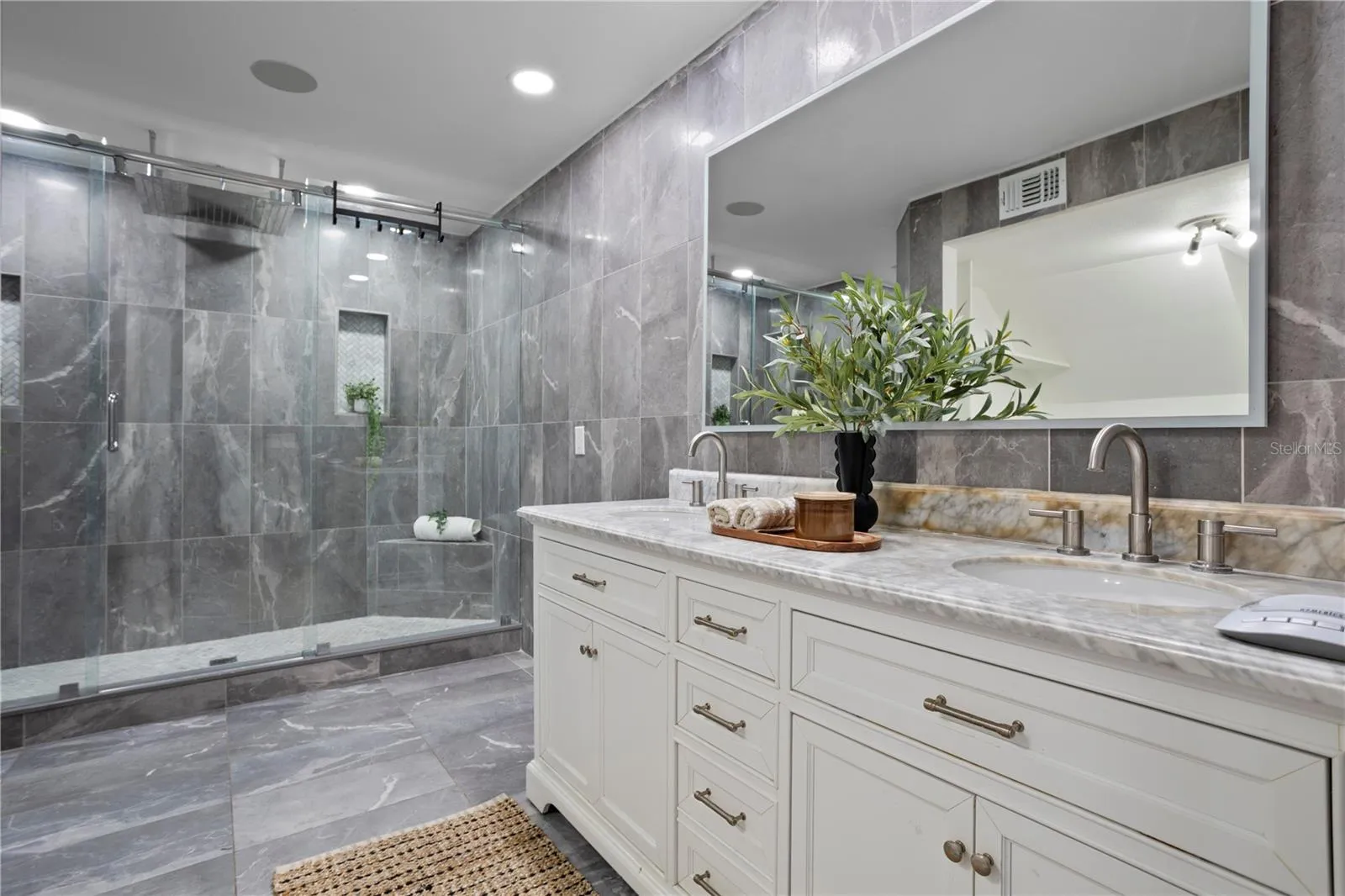 Primary En Suite