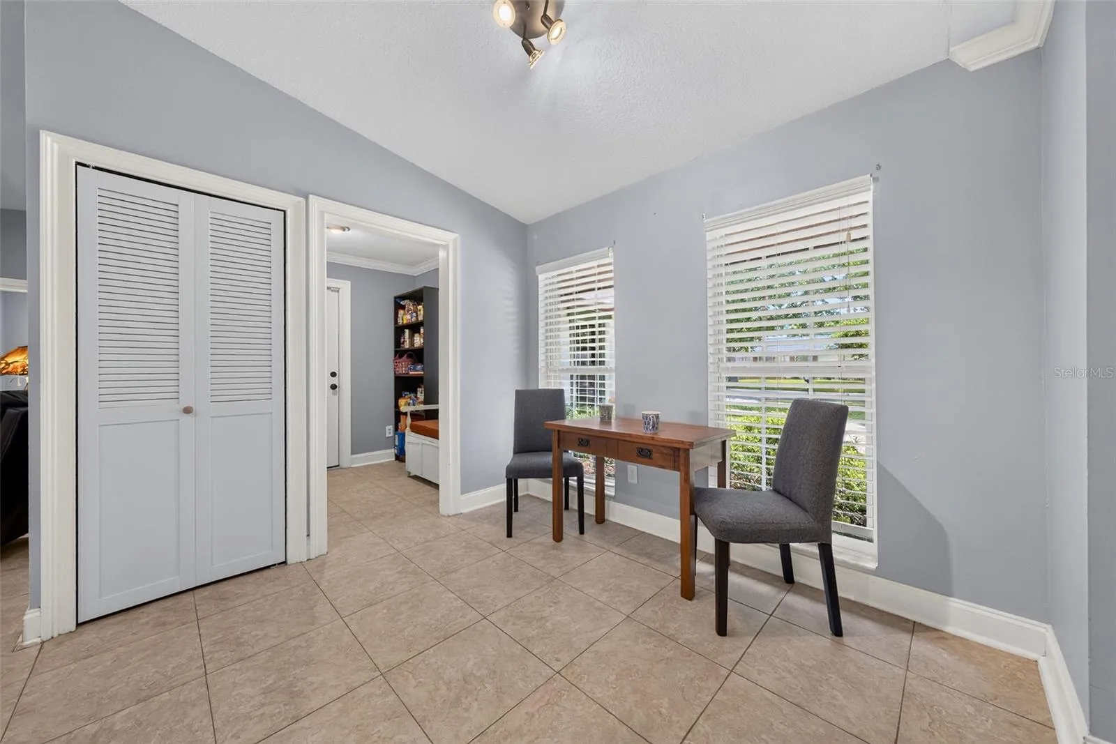 Breakfast Nook10'x9'