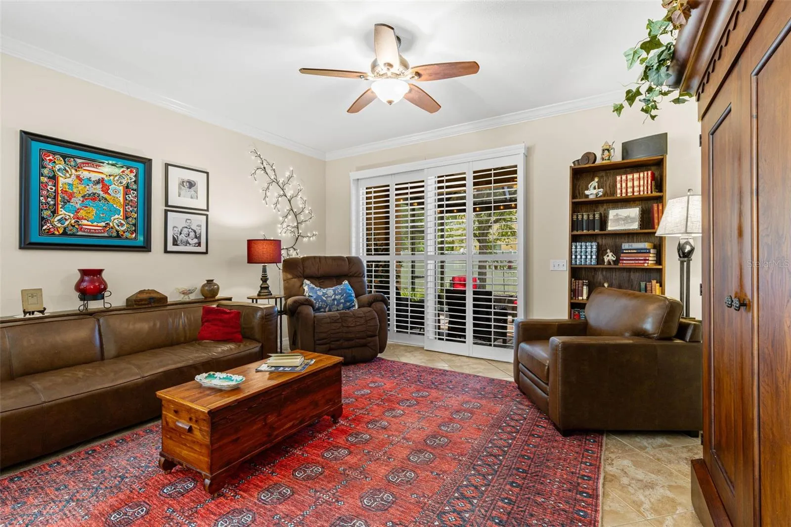 Neutral tones keep the living room easy to personalize, while the ceiling fan adds everyday comfort.