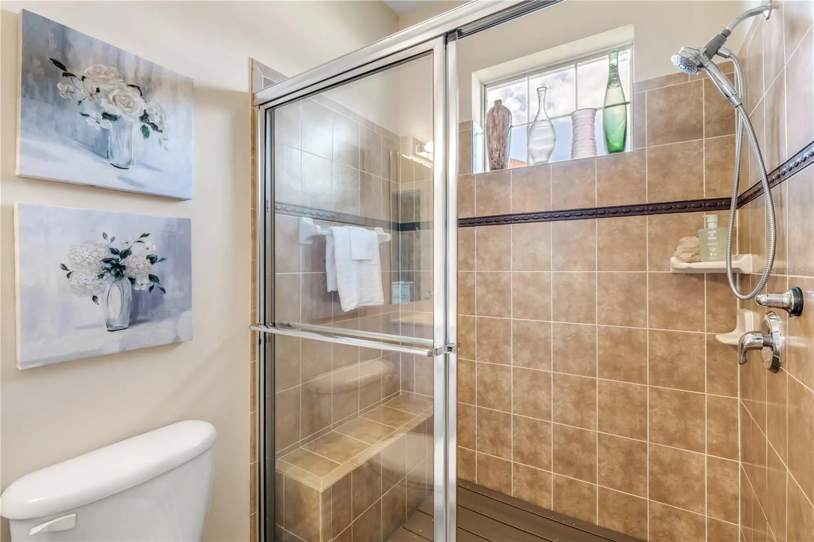 Primary bedroom en-suite bath