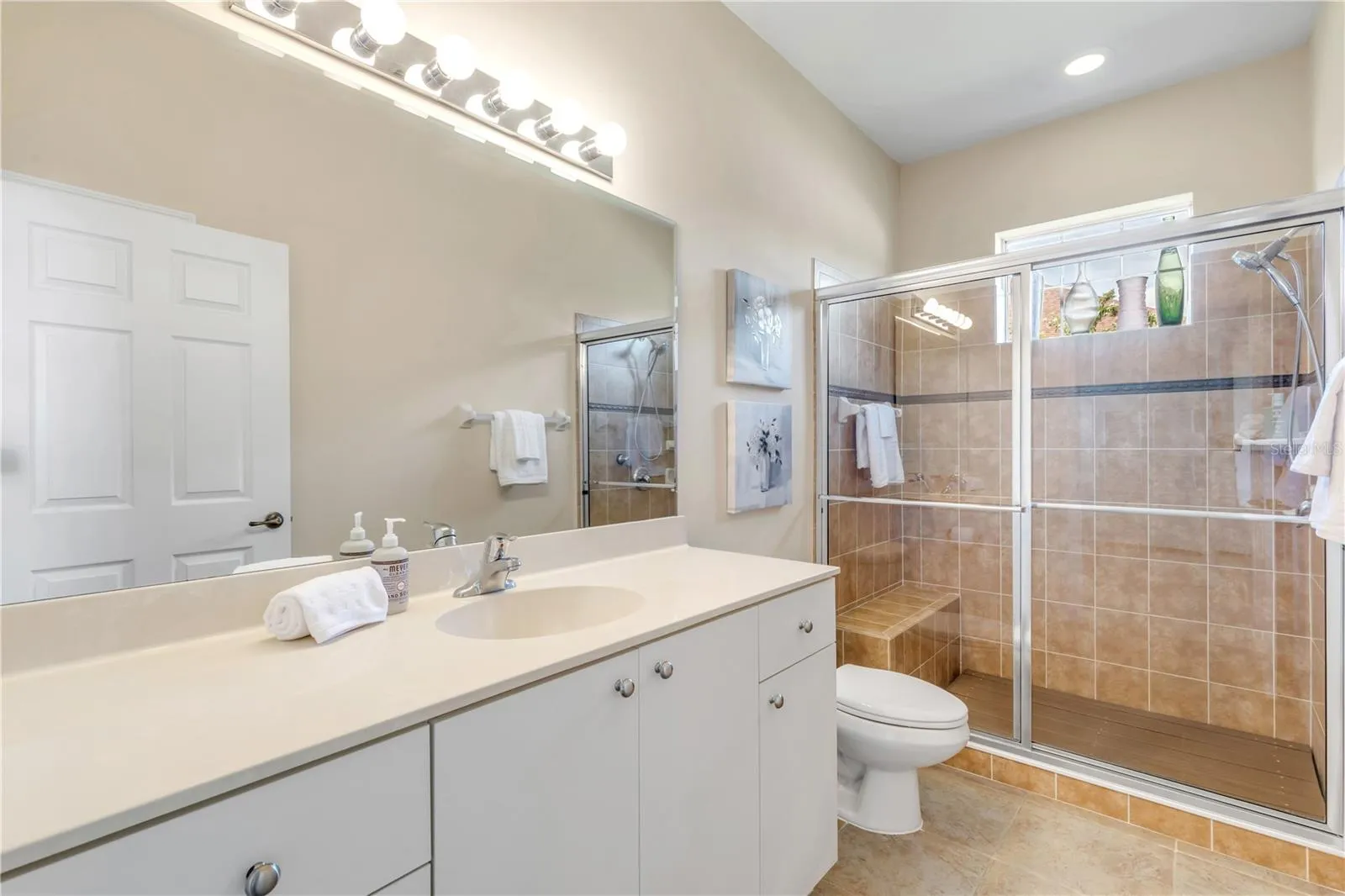 Primary bedroom en-suite bath