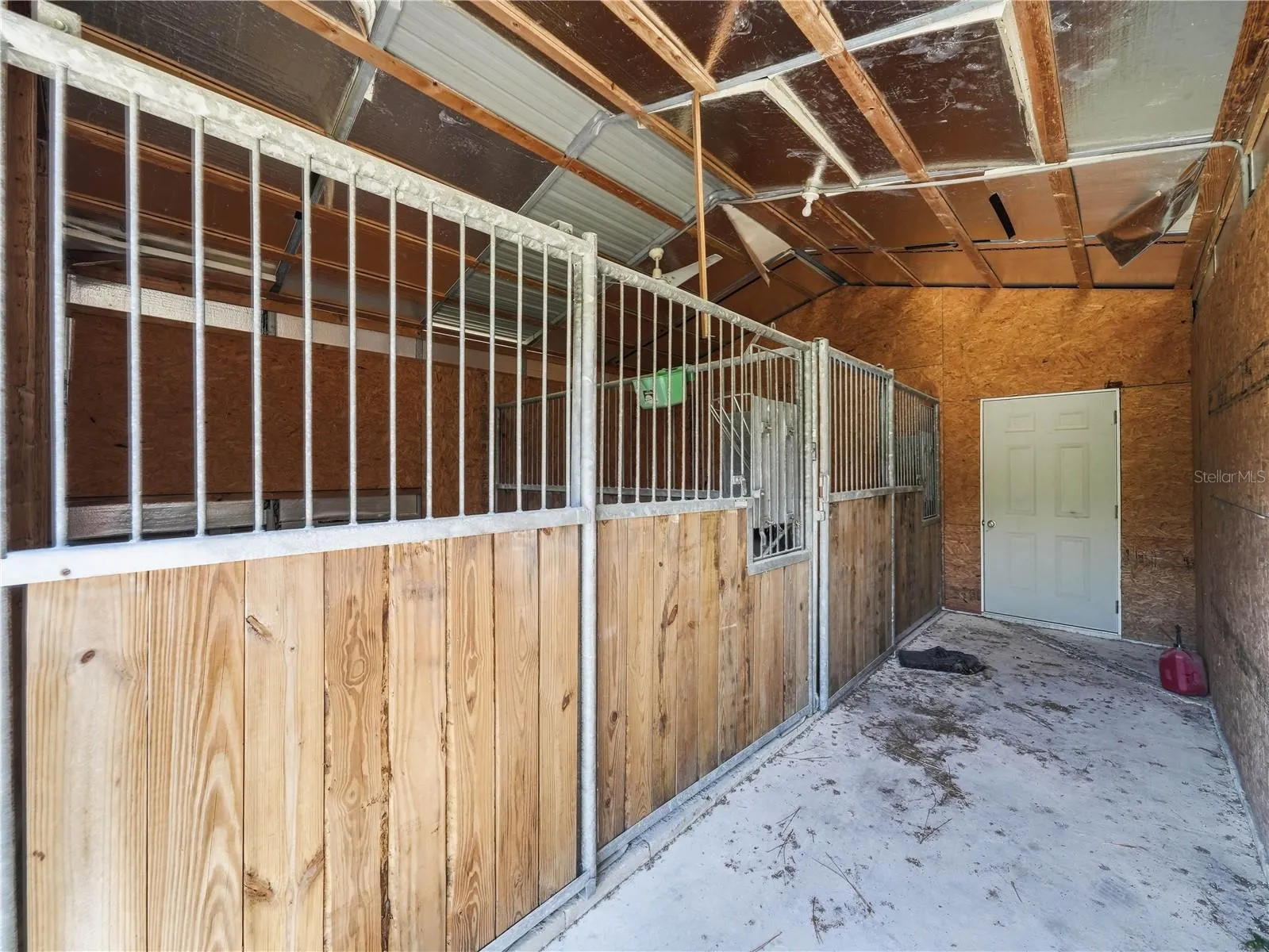 2 Stalls leading to Tackroom/Storage