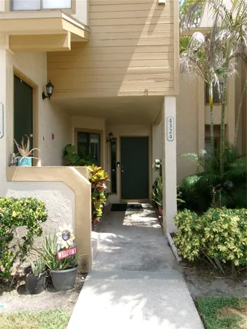 Welcome! Beautiful patio entry to this well maintained 1st floor condo!