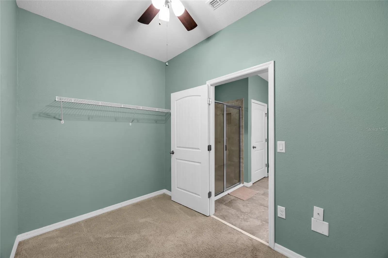 WALK IN CLOSET