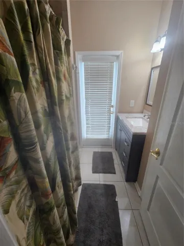 Back 3rd bath that opens to pool