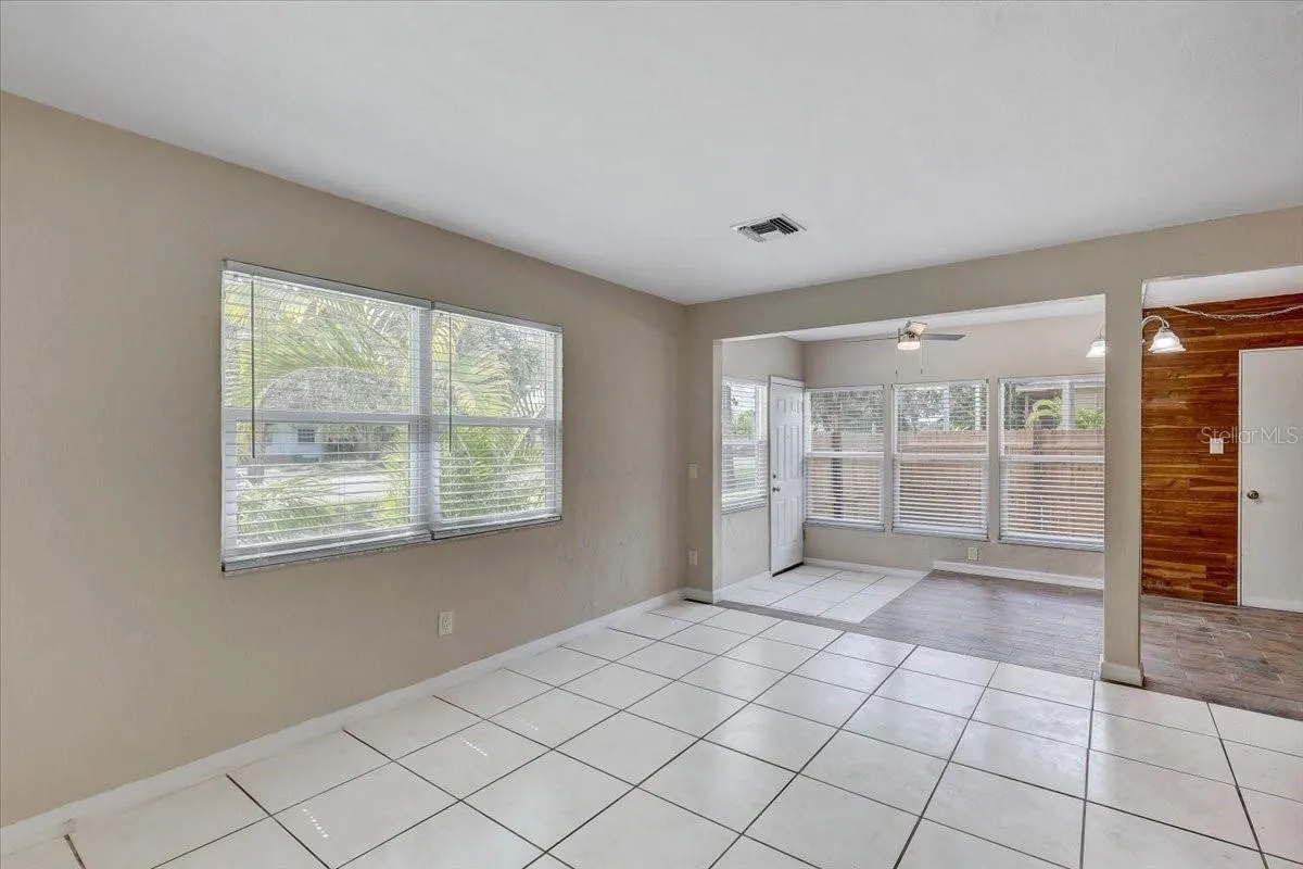 Front foyer/living room