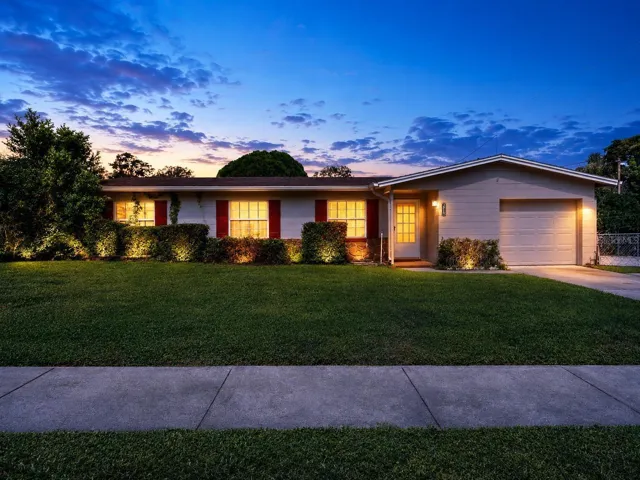 Great Sunsets. Cozy Neighborhood.