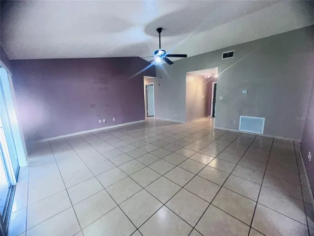 High ceilings, many configurations for your furniture.