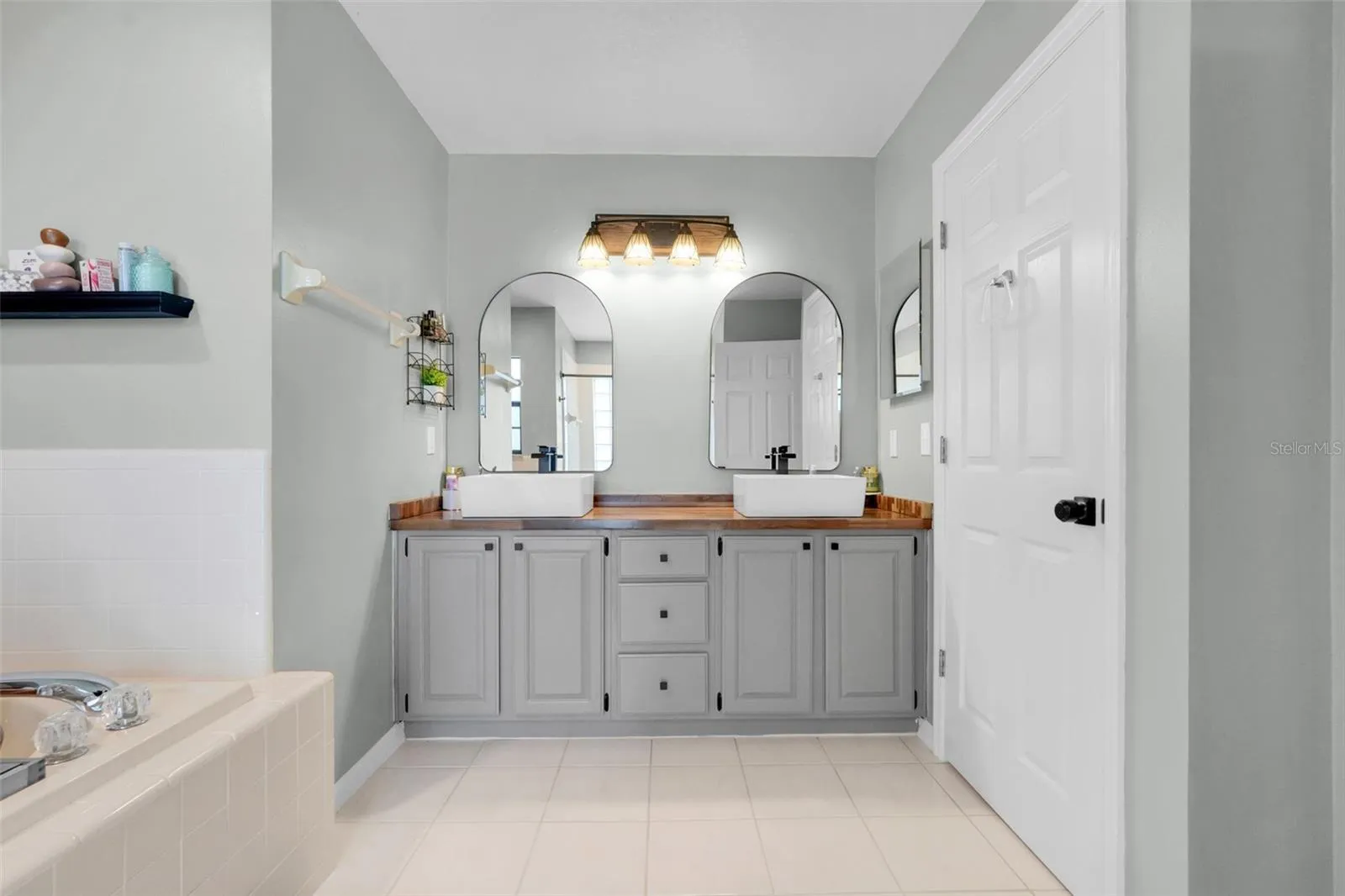 Upgraded dual sinks in ensuite bathroom