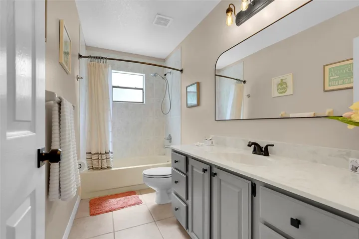 Upstairs full Bathroom