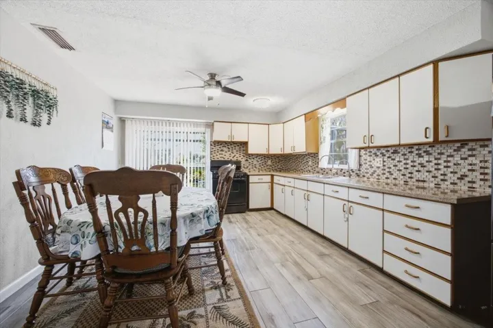 Kitchen/ Dining