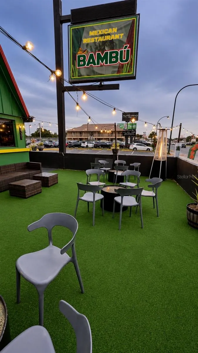 OUTDOOR SITTING
