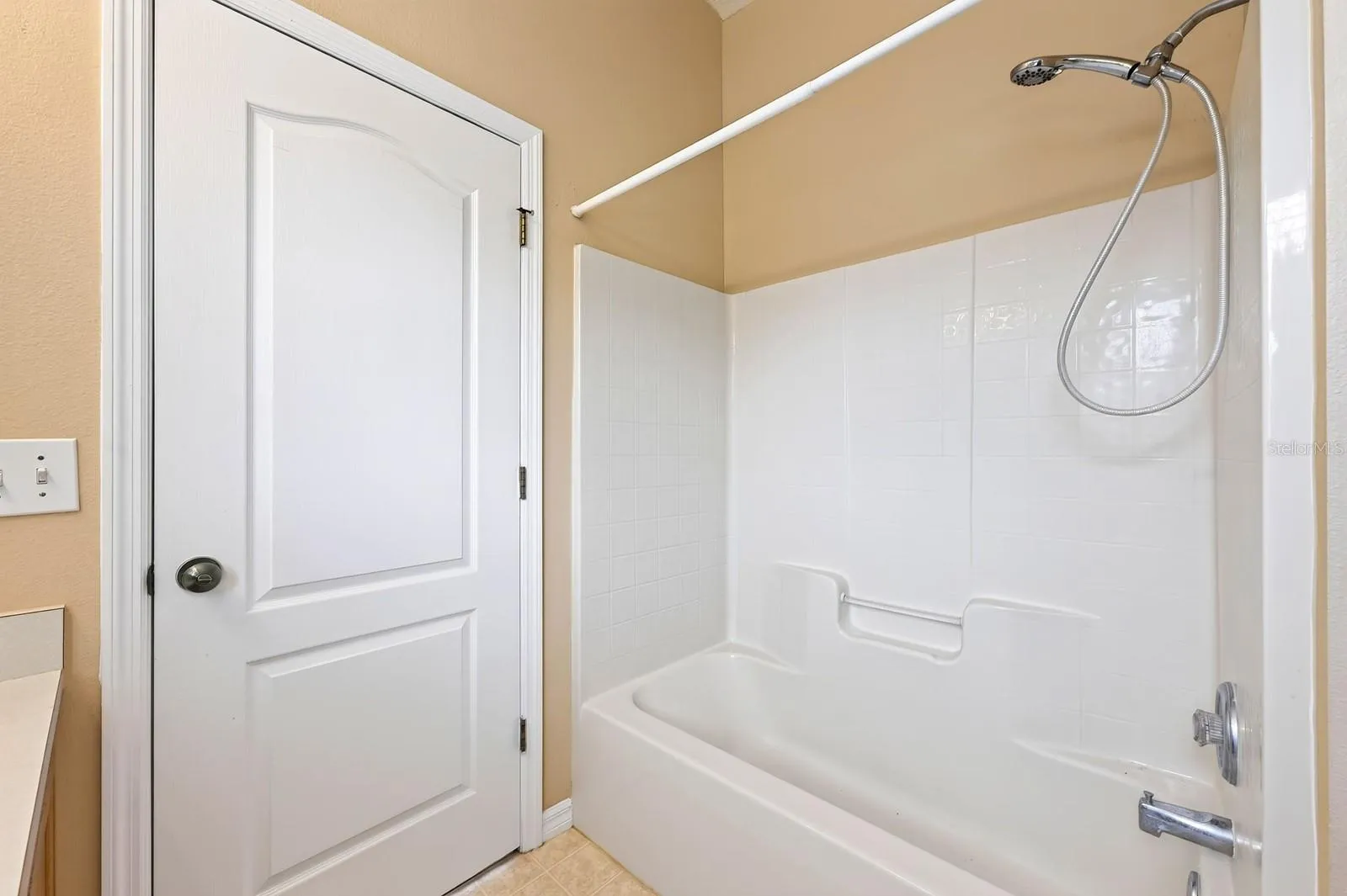 Primary en-suite bath.