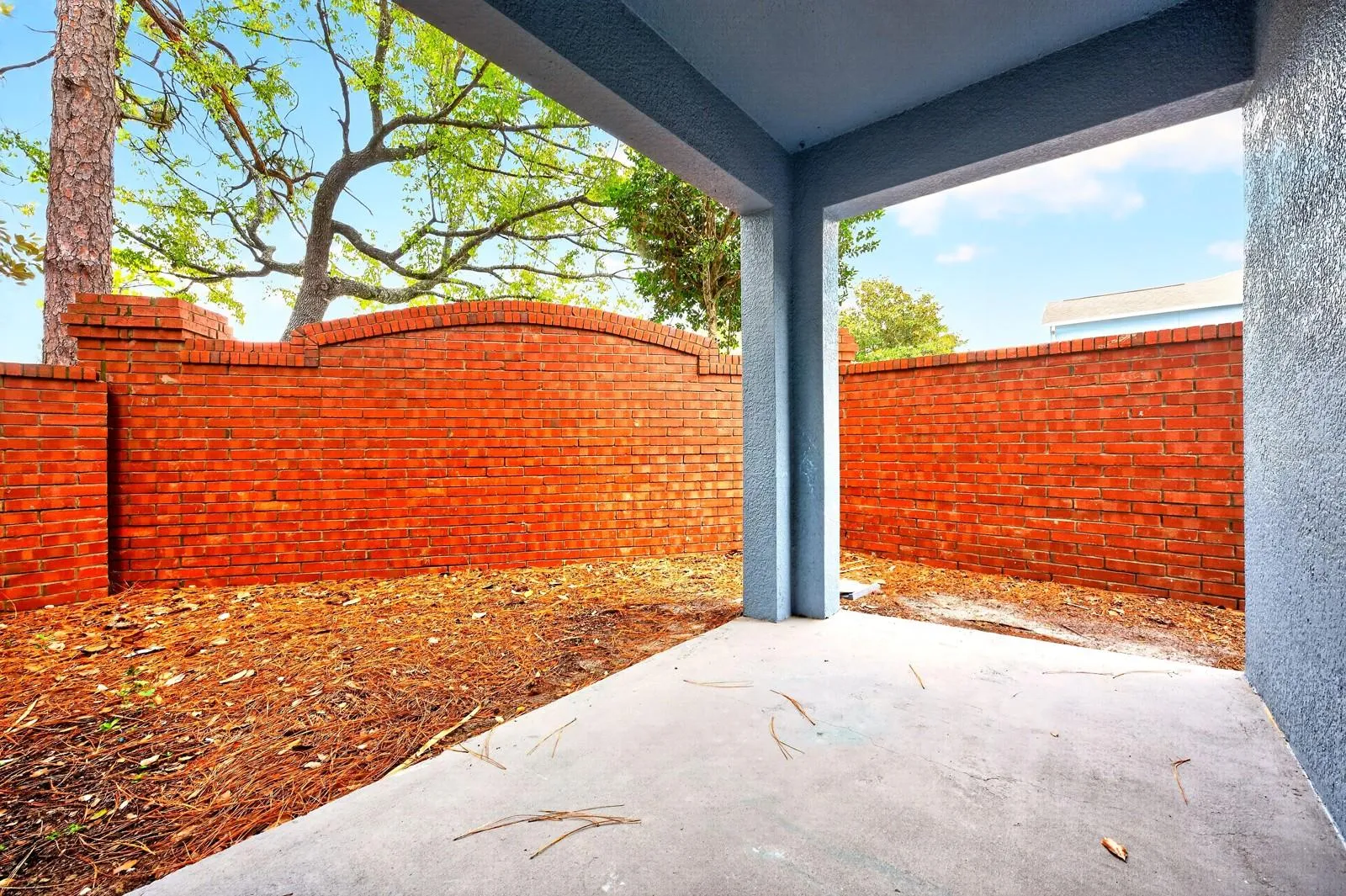 End-unit for added privacy.