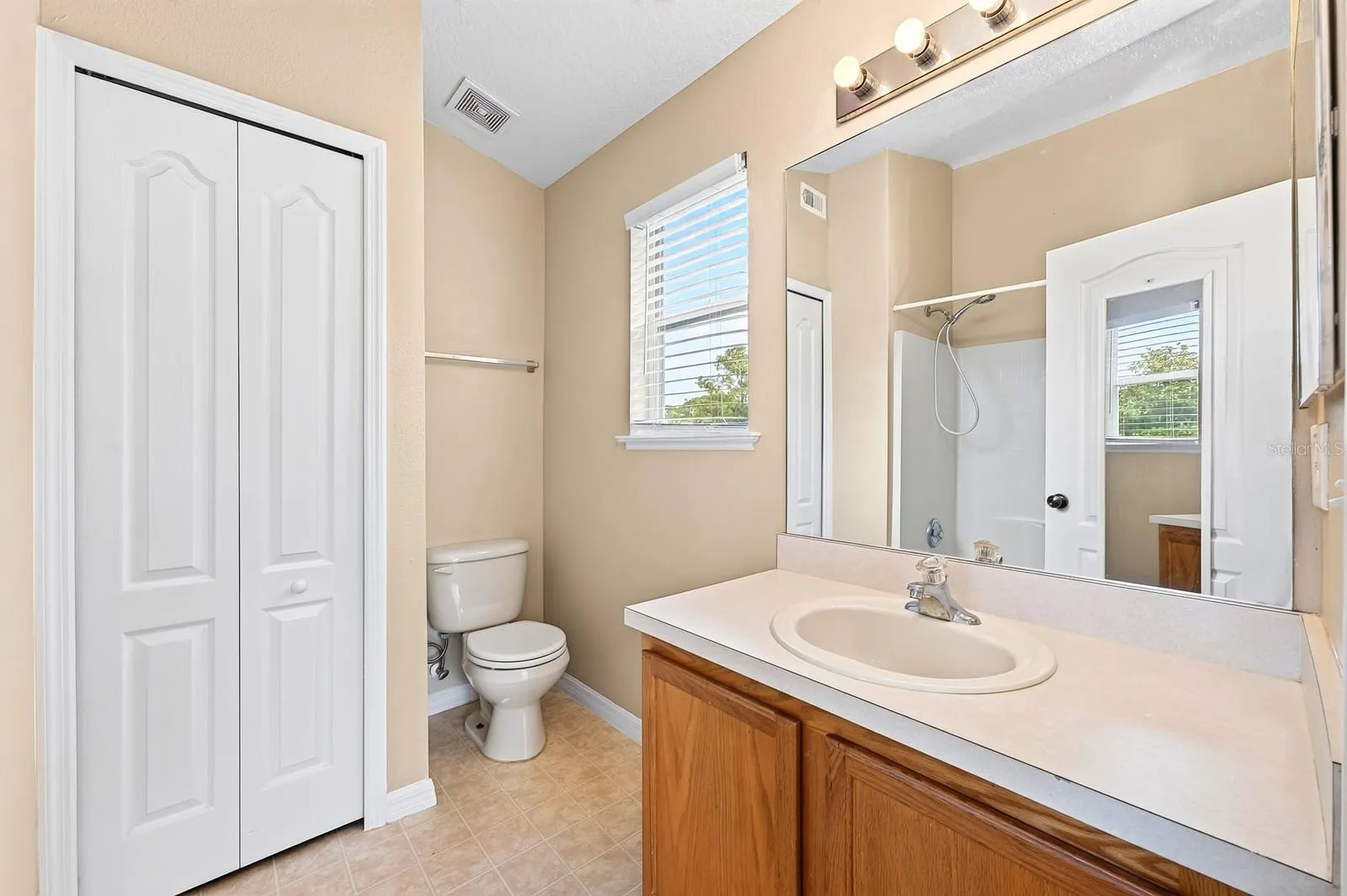 Primary en-suite bath.