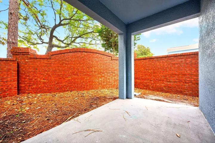 End-unit for added privacy.