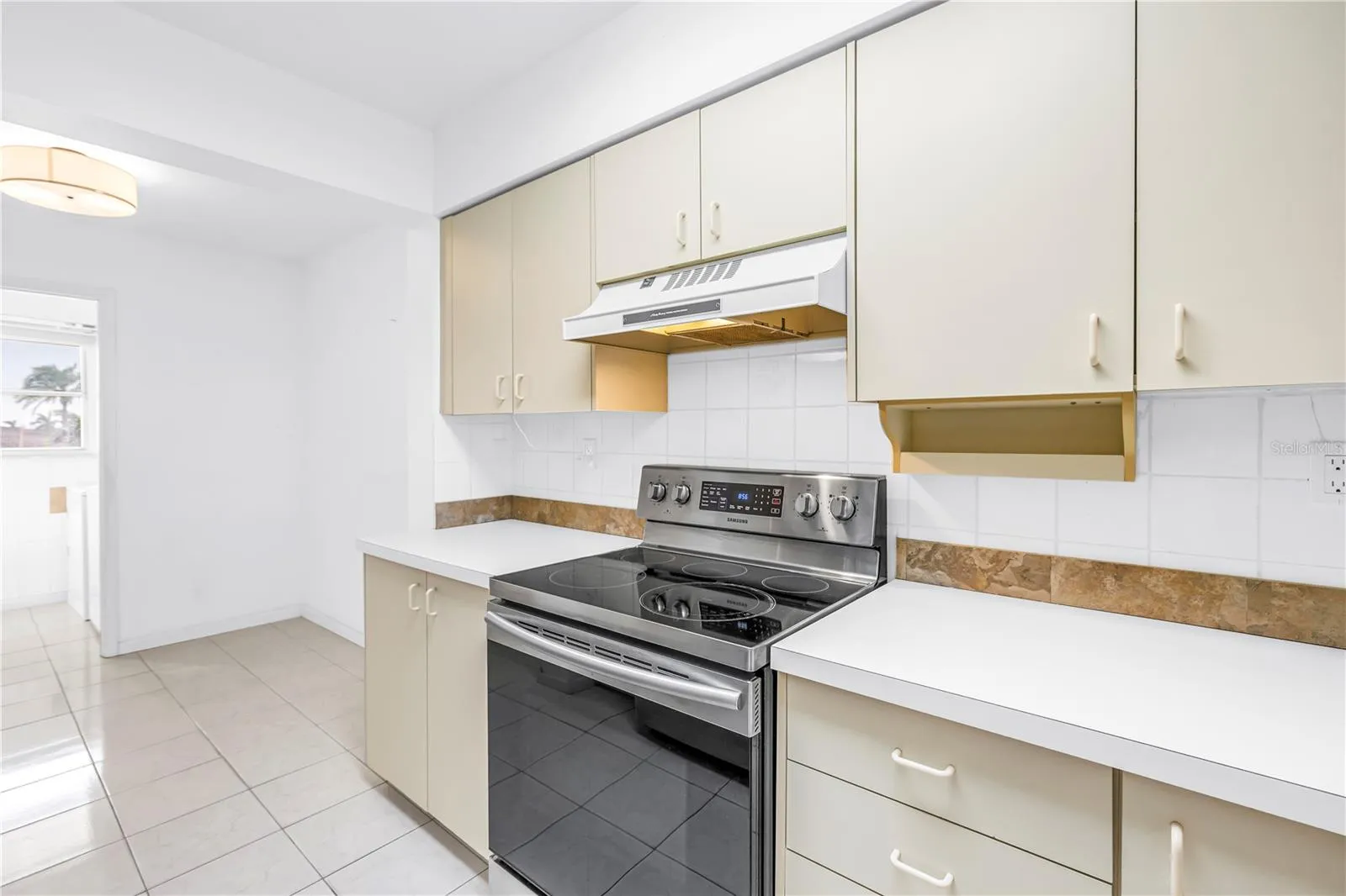 Kitchen Range / Counter space