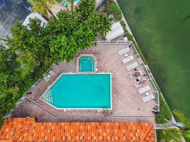Harborview Grande pool and hot tub