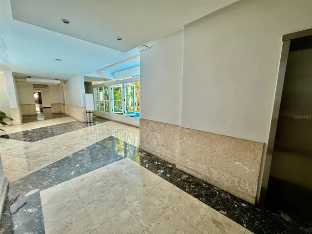 Los Pinos lobby