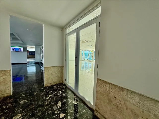 Los Pinos lobby