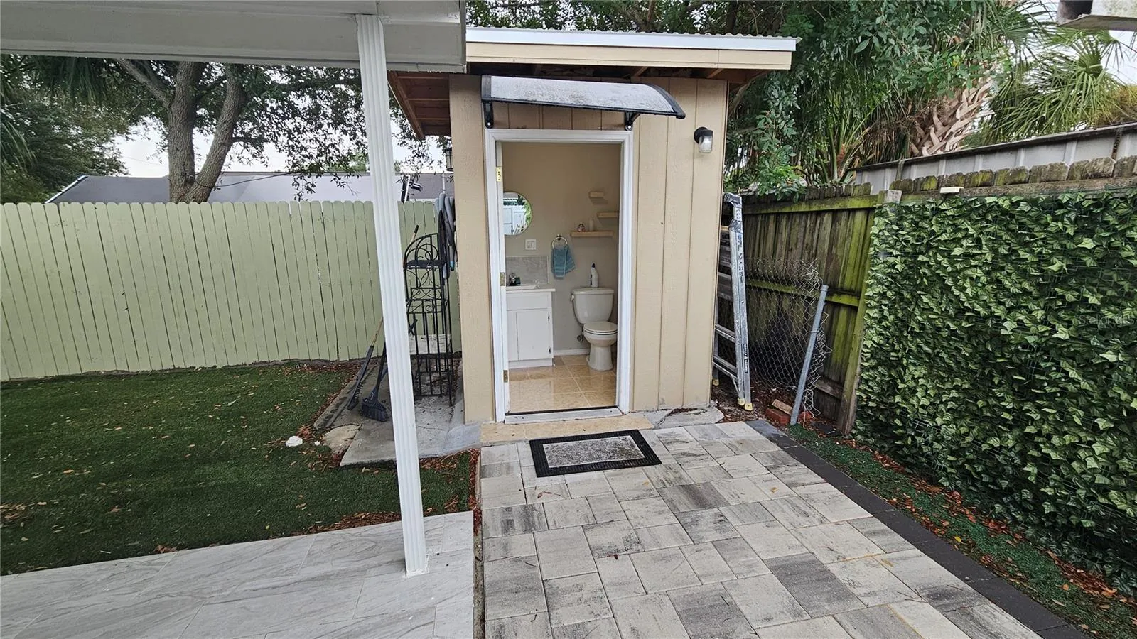1/2 Bath outdoors