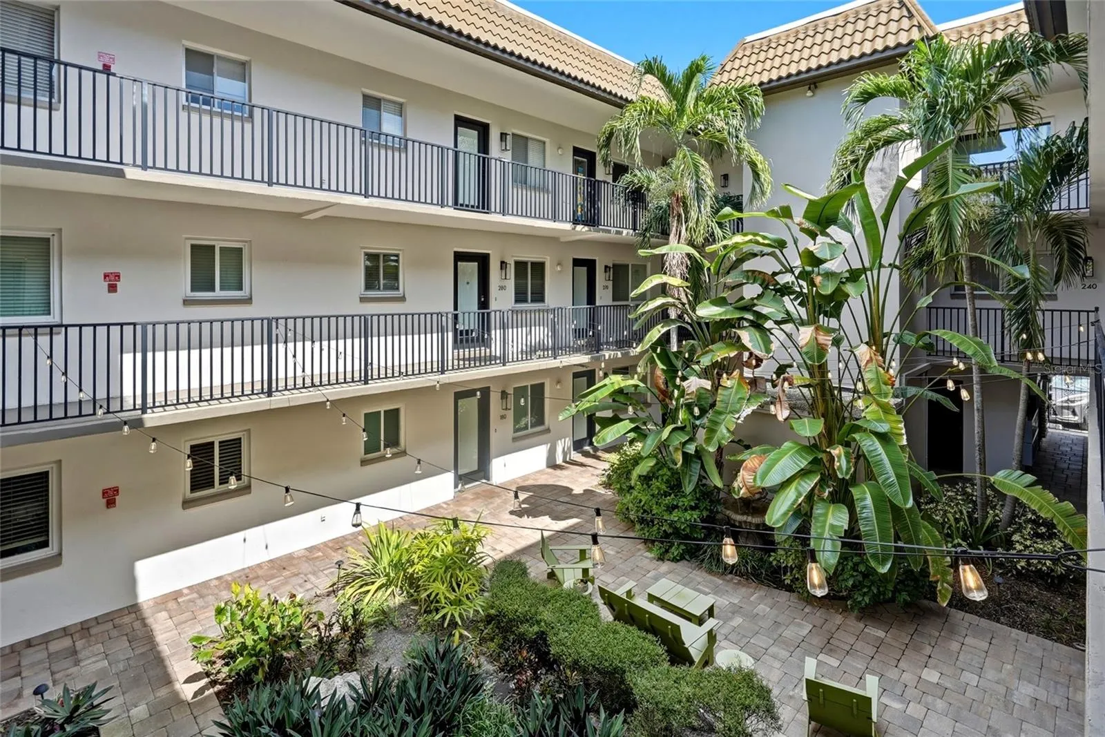 Beautiful Courtyard with lush foliage where you can relax &amp; meet your neighbors!