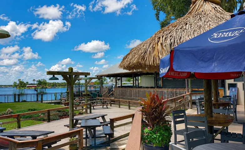 Pull up by boat to eat at Crackers in Kings Bay