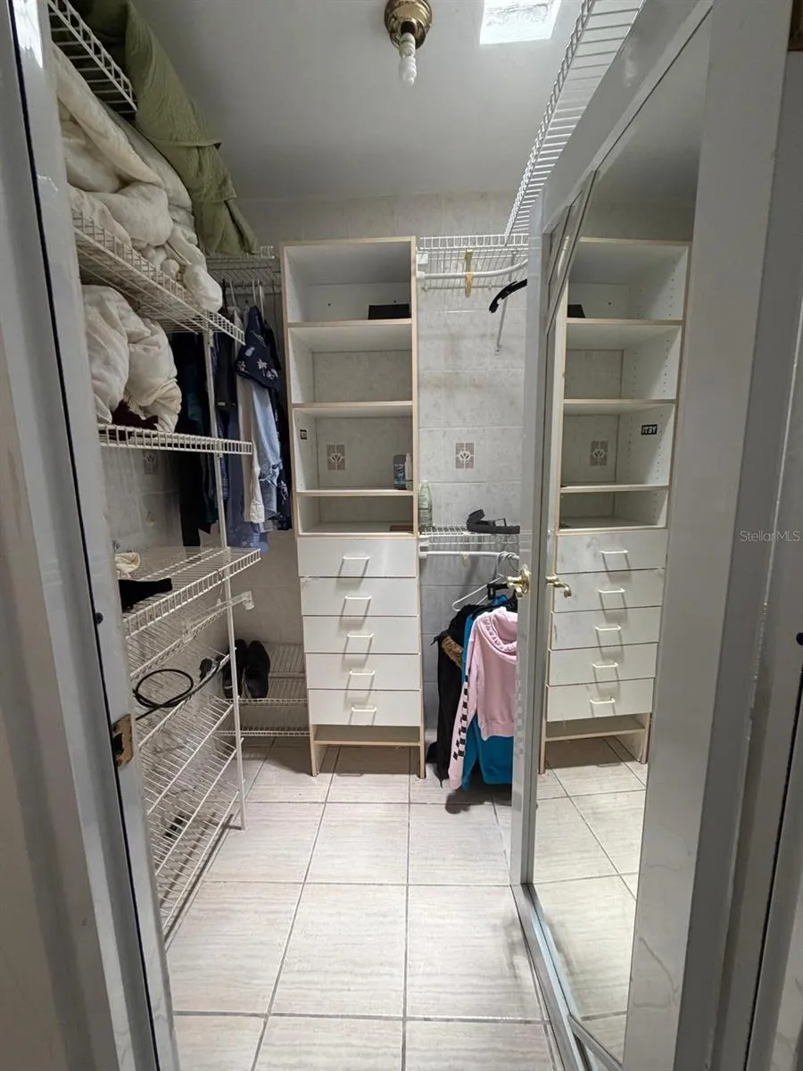Walking closet Walking closet