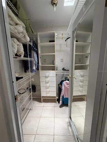 Walking closet