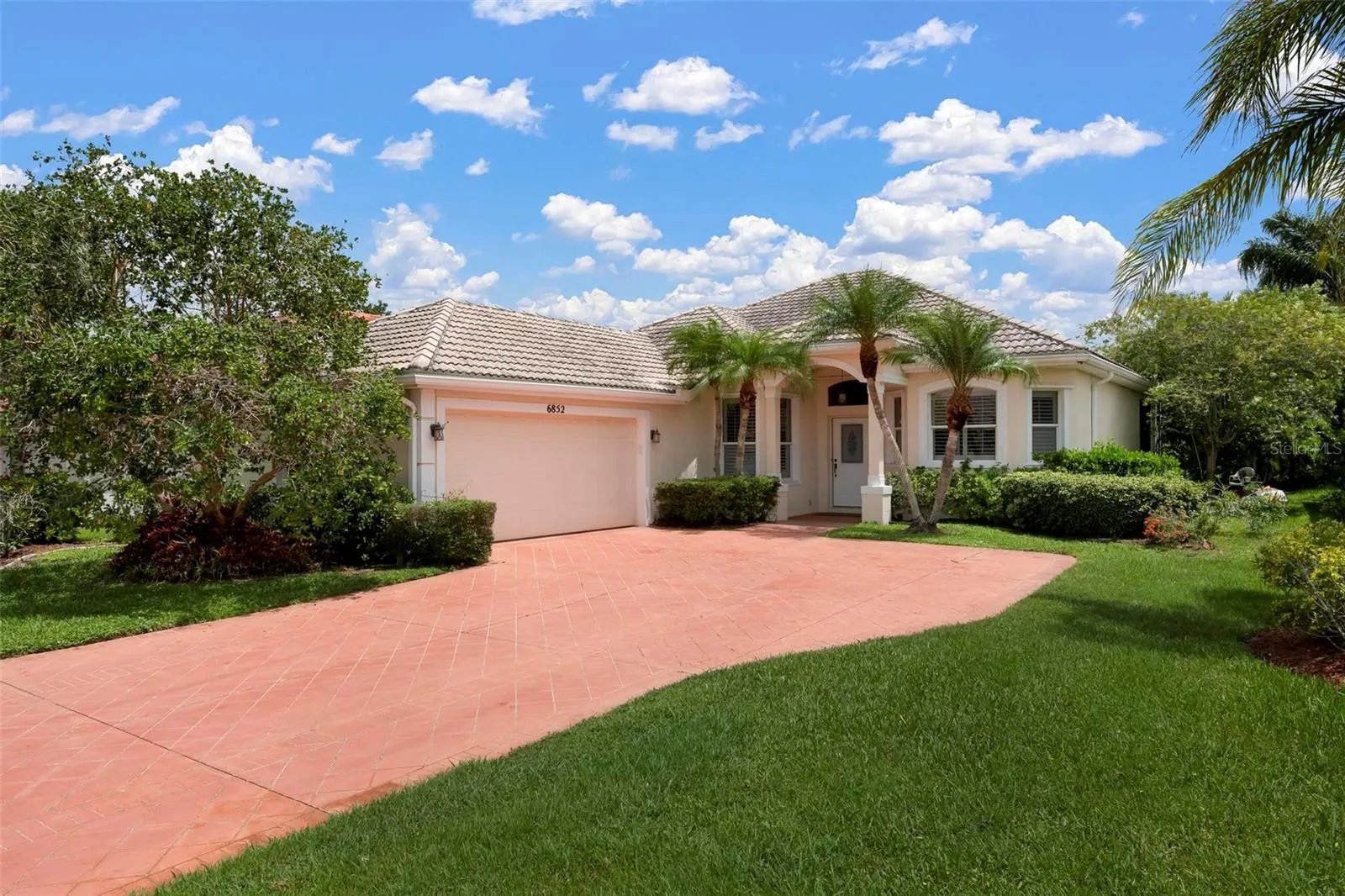 Side-loaded garage at 6852 Sagebrush Circle