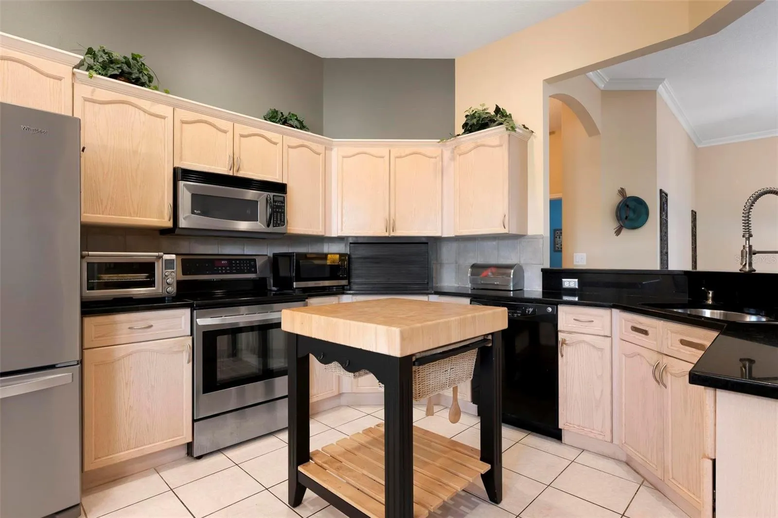 Kitchen with moveable center island