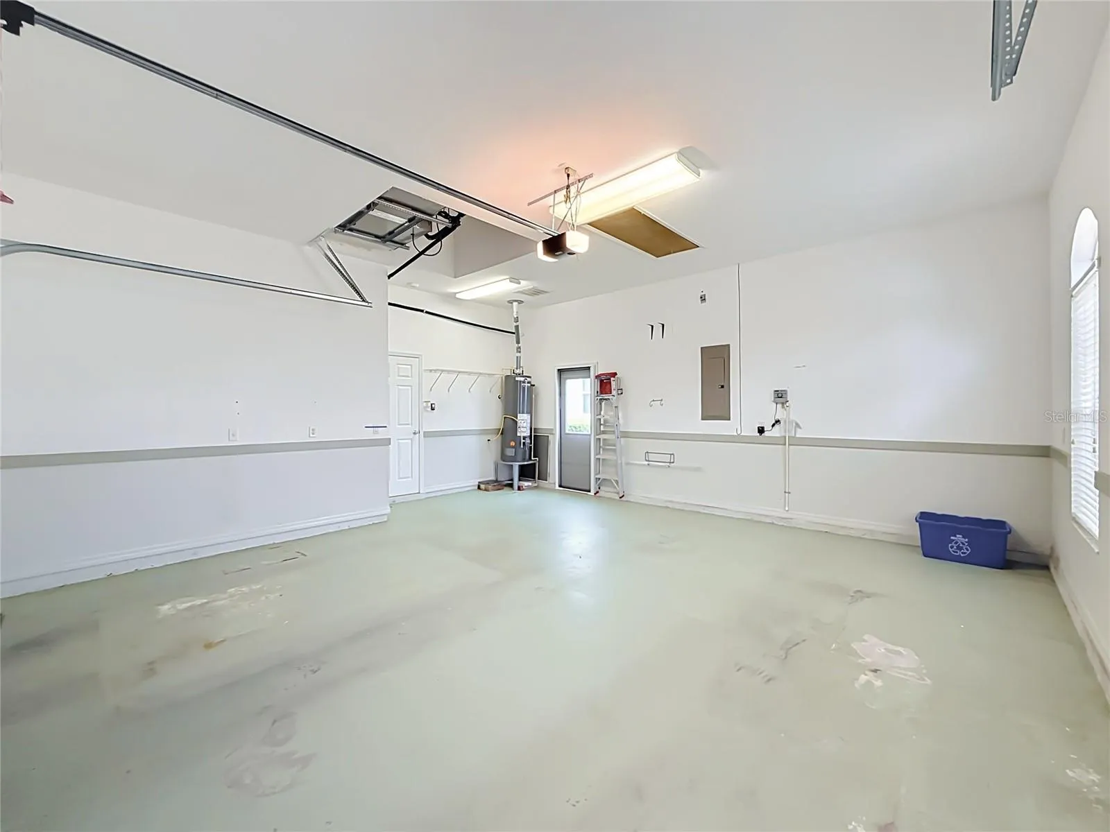 Tall ceilings, utility doorw/ hide away screenGas/Propane hot water heater and furnace