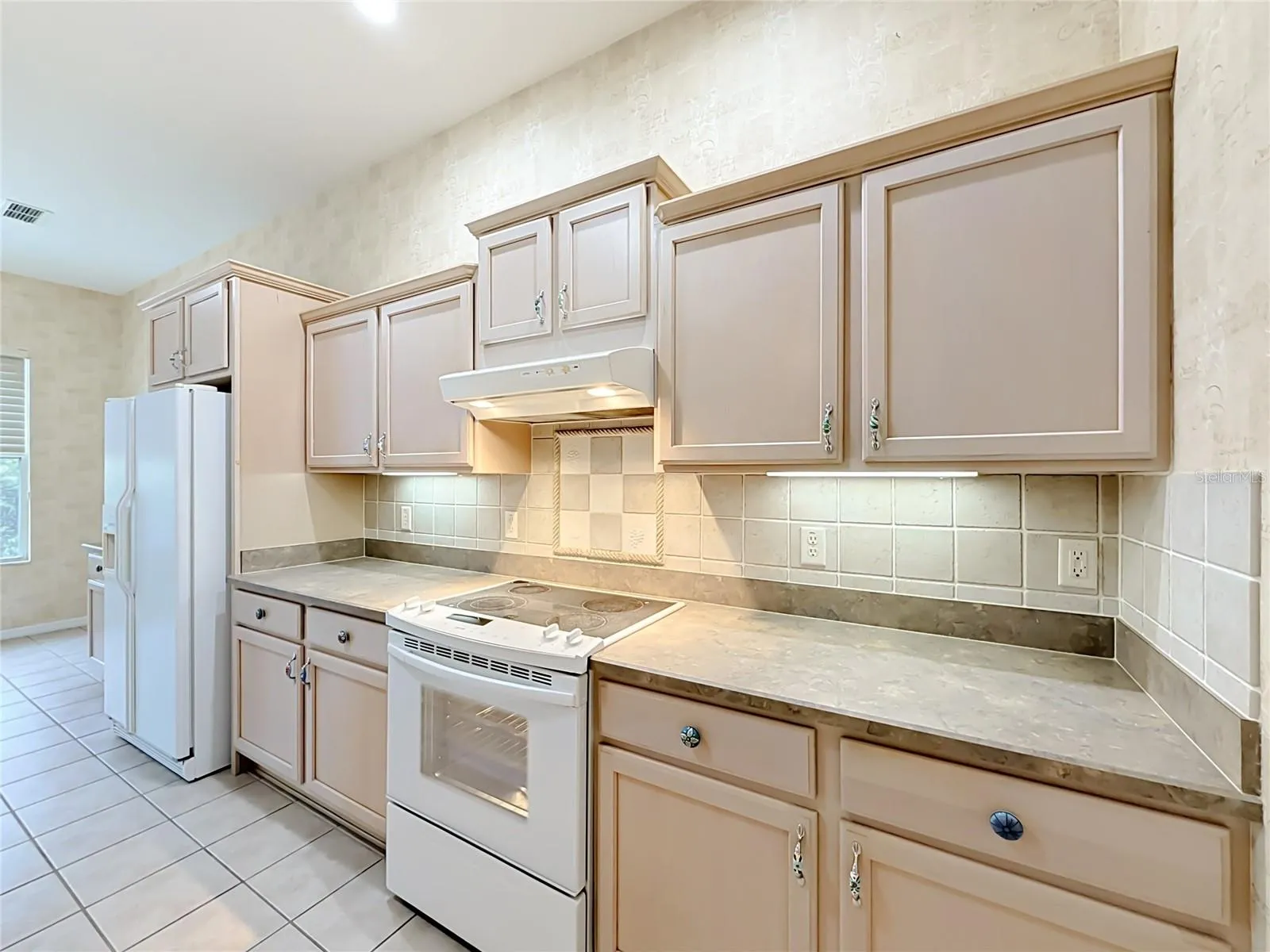 Tall ceilings throughout, backsplash, slide in oven