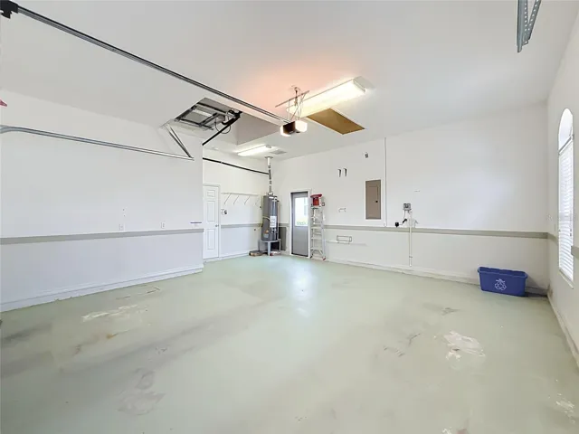 Tall ceilings, utility doorw/ hide away screenGas/Propane hot water heater and furnace