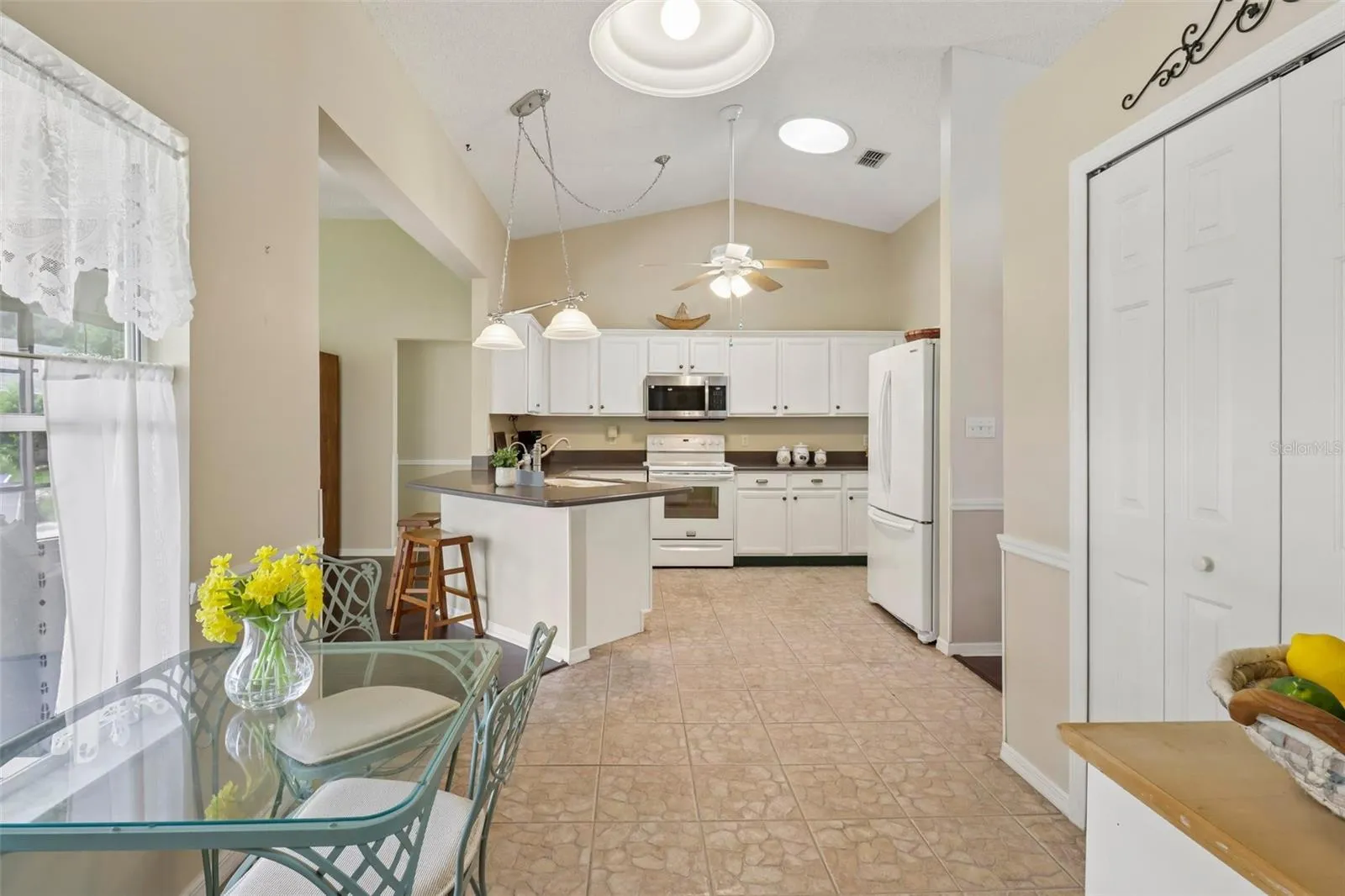 Dinette to kitchen