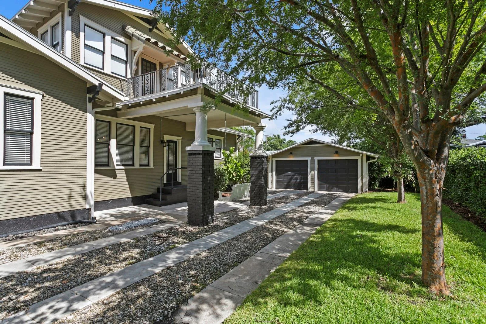 SIDE DRIVEWAY W/GARAGE