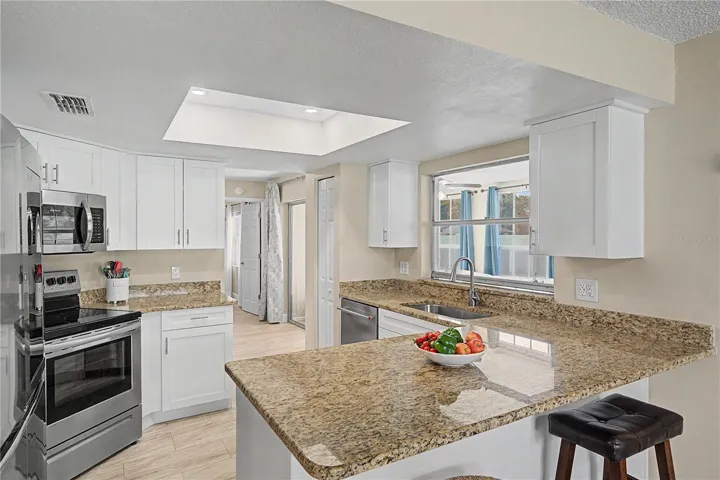 Kitchen with breakfast bar
