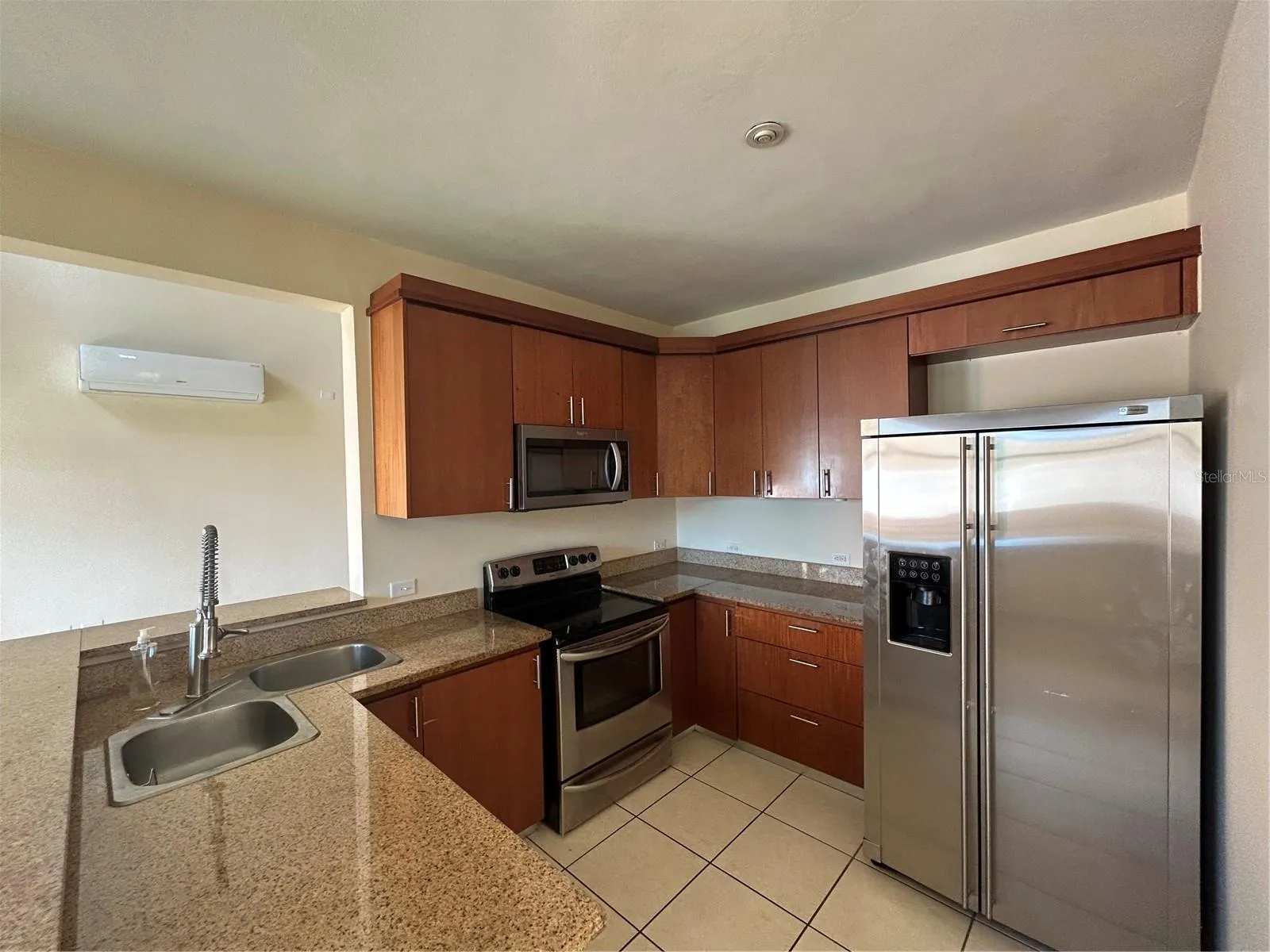 Kitchen w/ stainless steel applainces